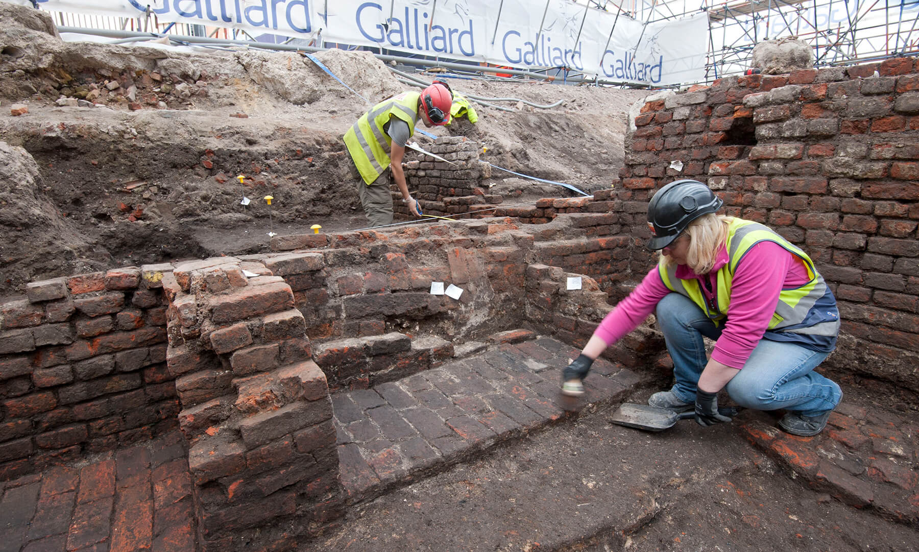 Heather Knight, MOLA, excavating the remains of The Curtain Theatre